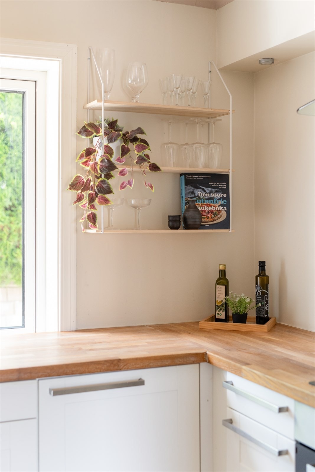 Vindu over benk slipper naturlig lys inn til arbeidsflaten. Galleribilde