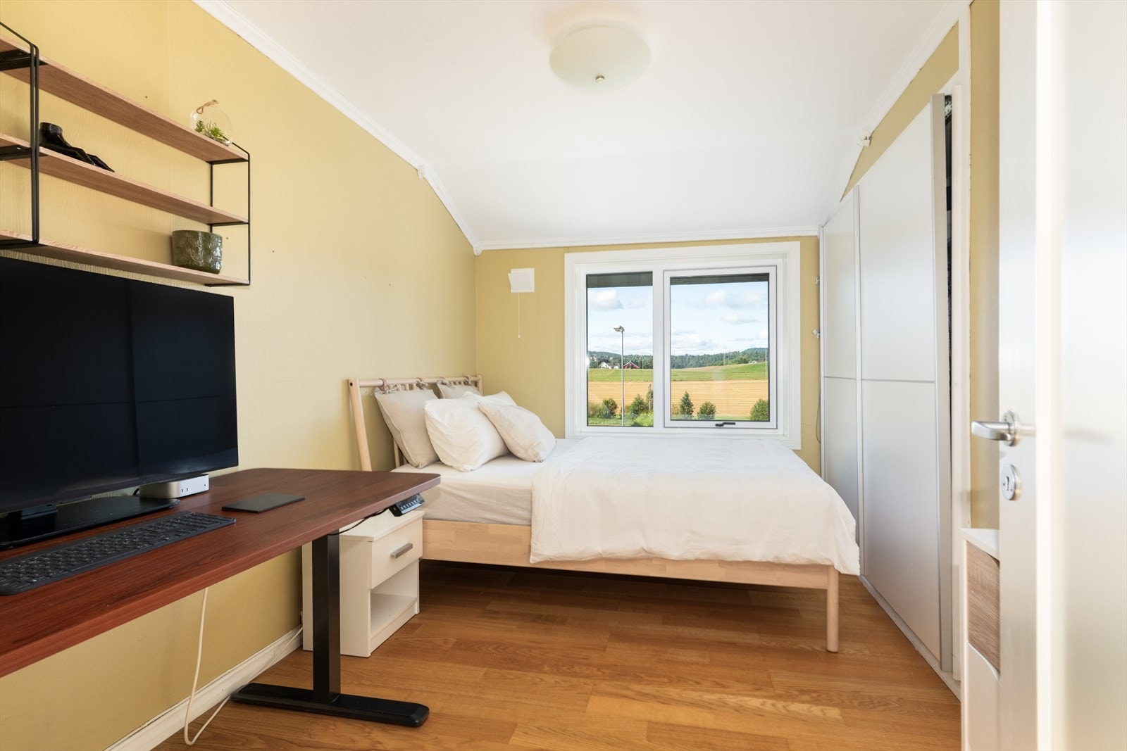 Soverom 2. To av soverommene har skyvedørsgarderobe med plass til klesoppbevaring. Galleribilde