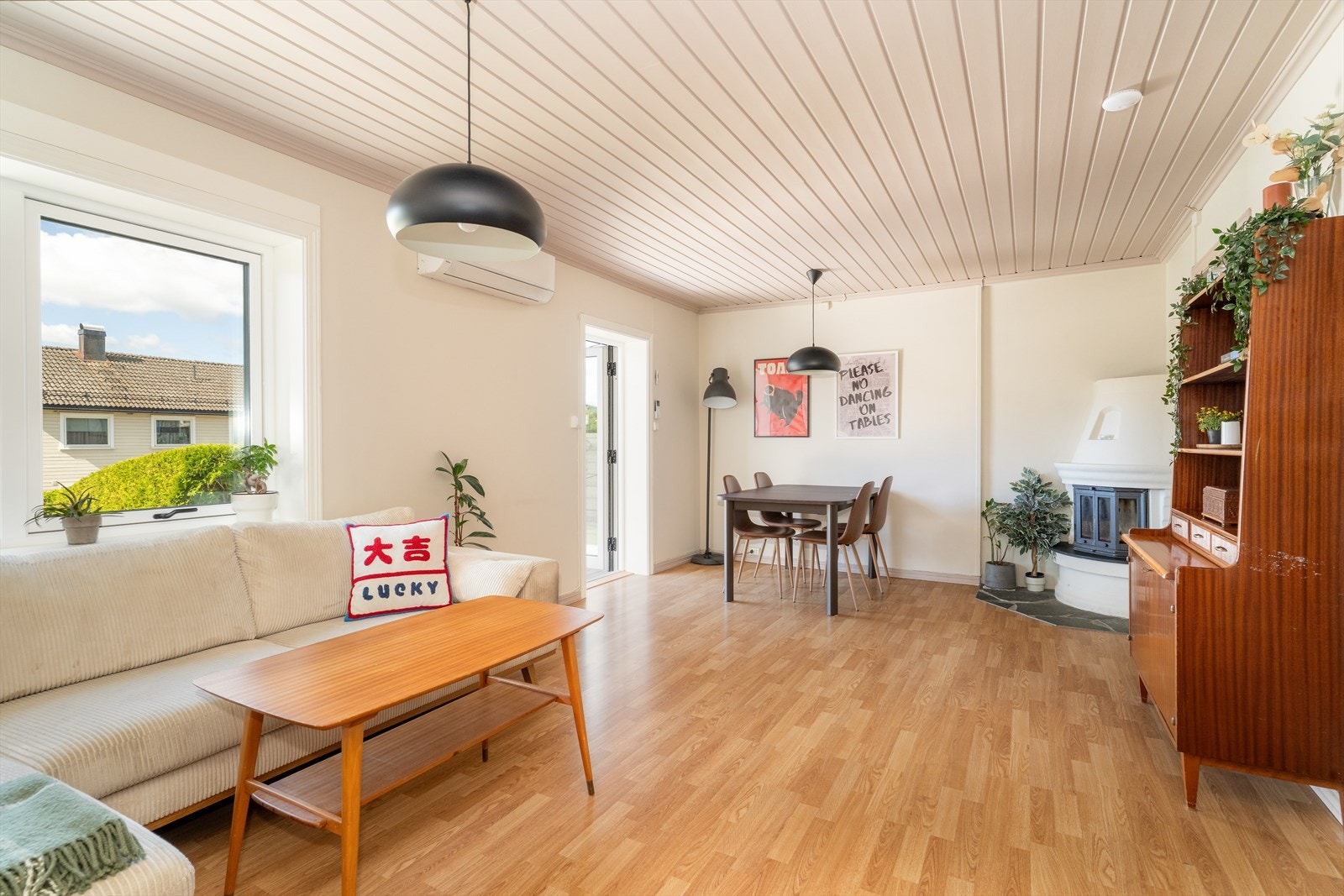 Boligen har en lys og delikat stue med plass til både sofagruppe og spisestue. Galleribilde