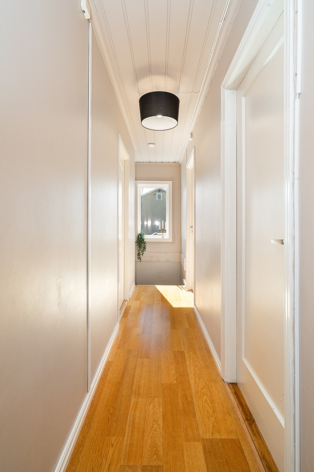 Trappegangen har med luke til kaldt loft. I gangen er sikringsskap med automatsikringer og ny måler plassert. Galleribilde