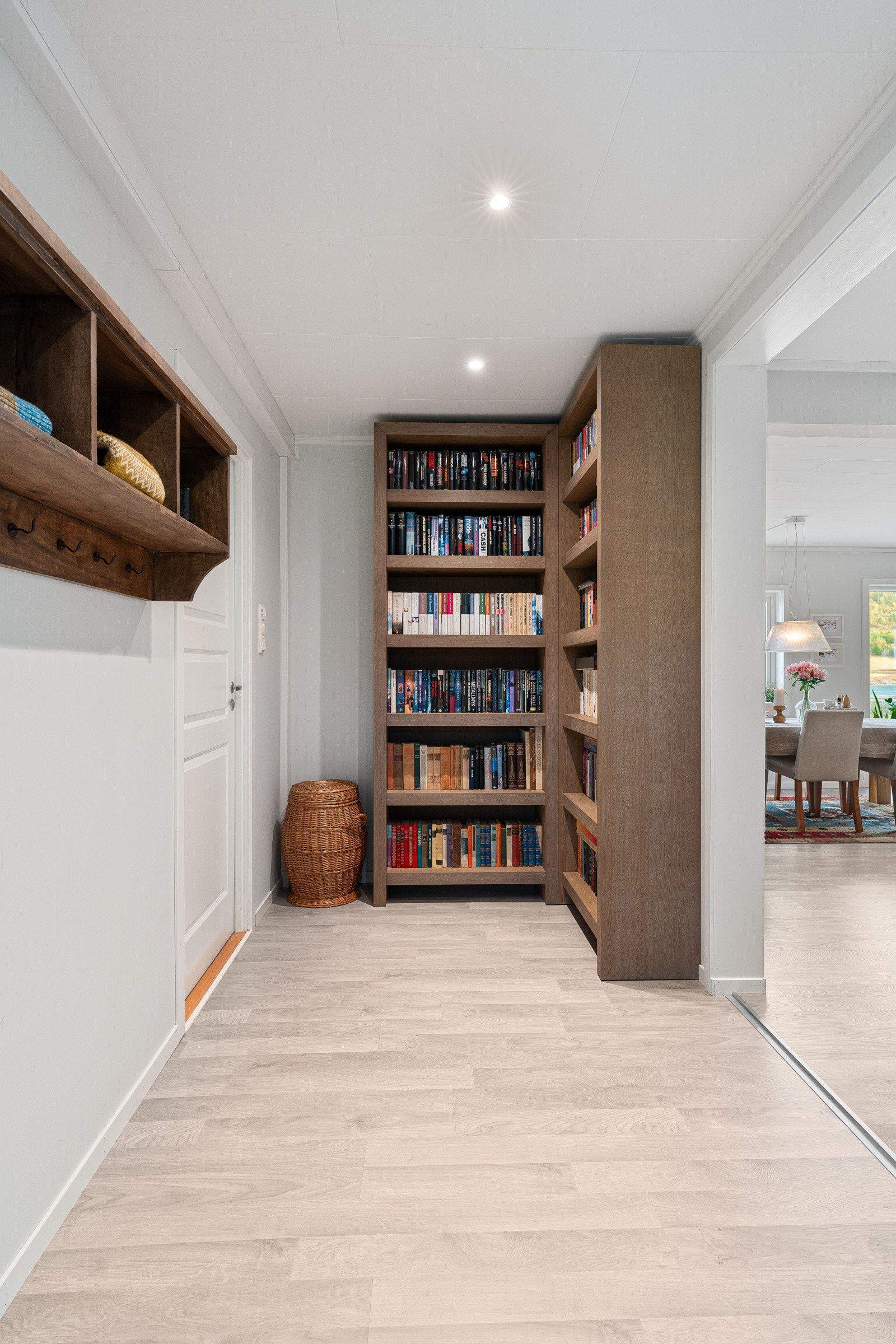 Romslig gang/trapperom med innfelte downlights i himling og adkomst til bod/garderoberom. Galleribilde