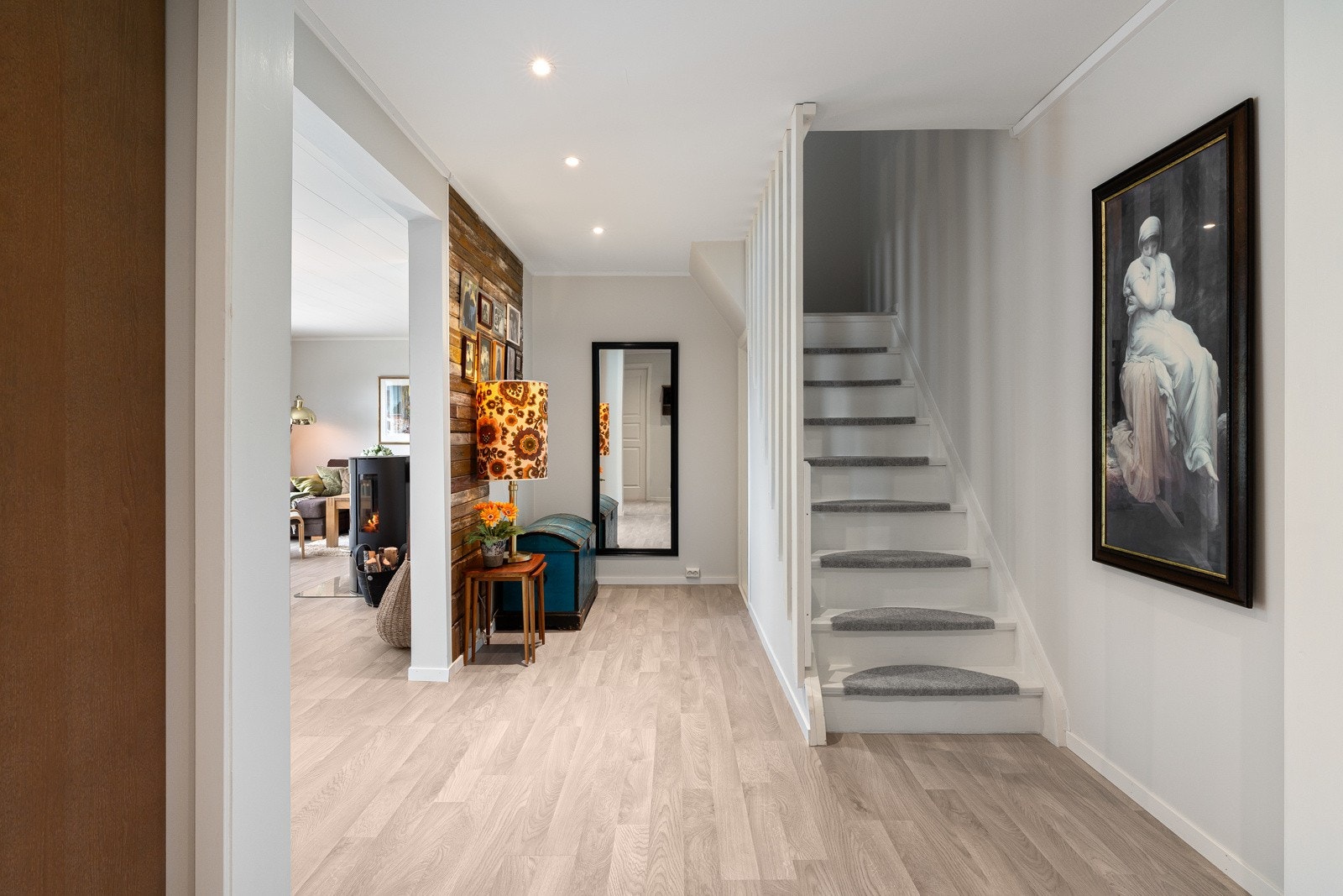 Romslig gang/trapperom med innfelte downlights i himling. Galleribilde