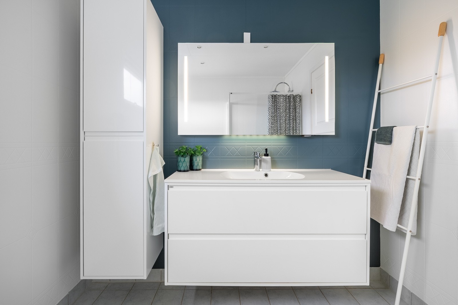 Lyst og innbydende bad. Godt med lagringsplass i skap og baderomsinnredning. Galleribilde