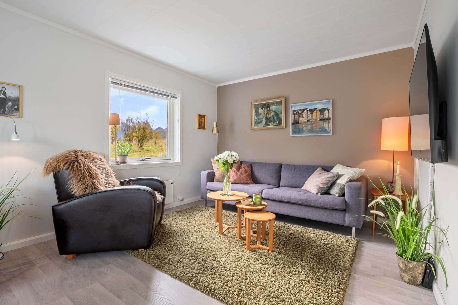 Stuen har en god utforming, noe som gjør det enkelt å møblere i flere soner Galleribilde