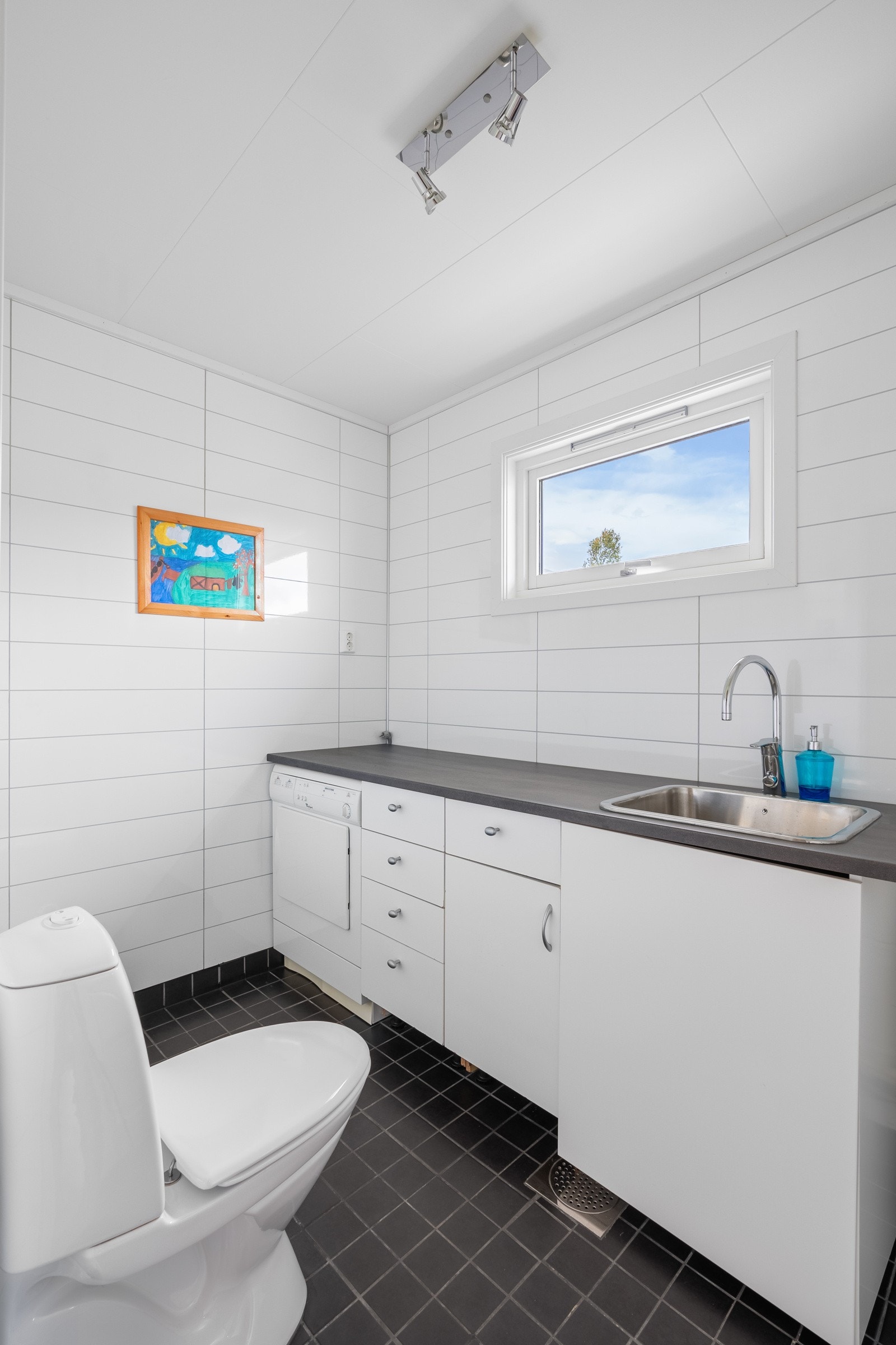 Nåværende eiere har etablert et praktisk vaskerom med toalett i 1.etasje. Vegger kledd med baderomsplater og flislagt gulv med varme. Oppgradert i 2019. Galleribilde