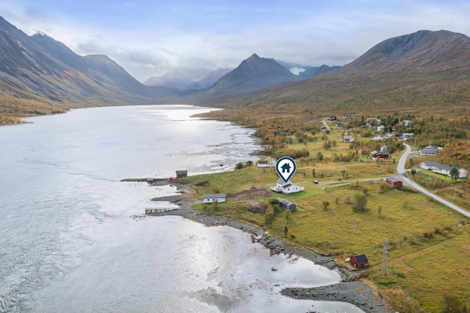 Uthus med gode lagringsmuligheter og naust ved fjæra! Galleribilde