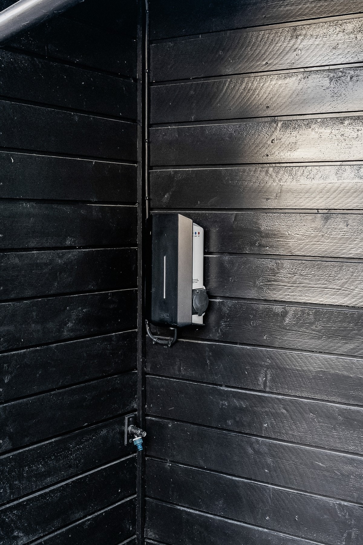 El-bil lader montert på veggen. Galleribilde