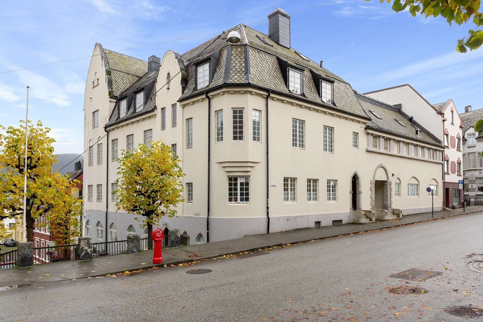 Sjarmerende hjørnebygning med klassisk arkitektur, sentralt beliggenhet med gangavstand til byens fasiliteter. Galleribilde