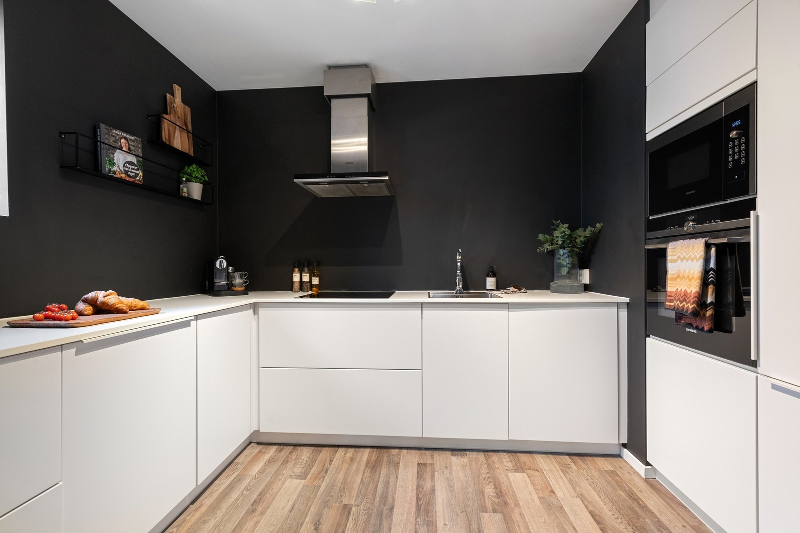 Moderne kjøkken med stilrent design og funksjonelle løsninger. Perfekt for matlaging og sosiale sammenkomster. Galleribilde