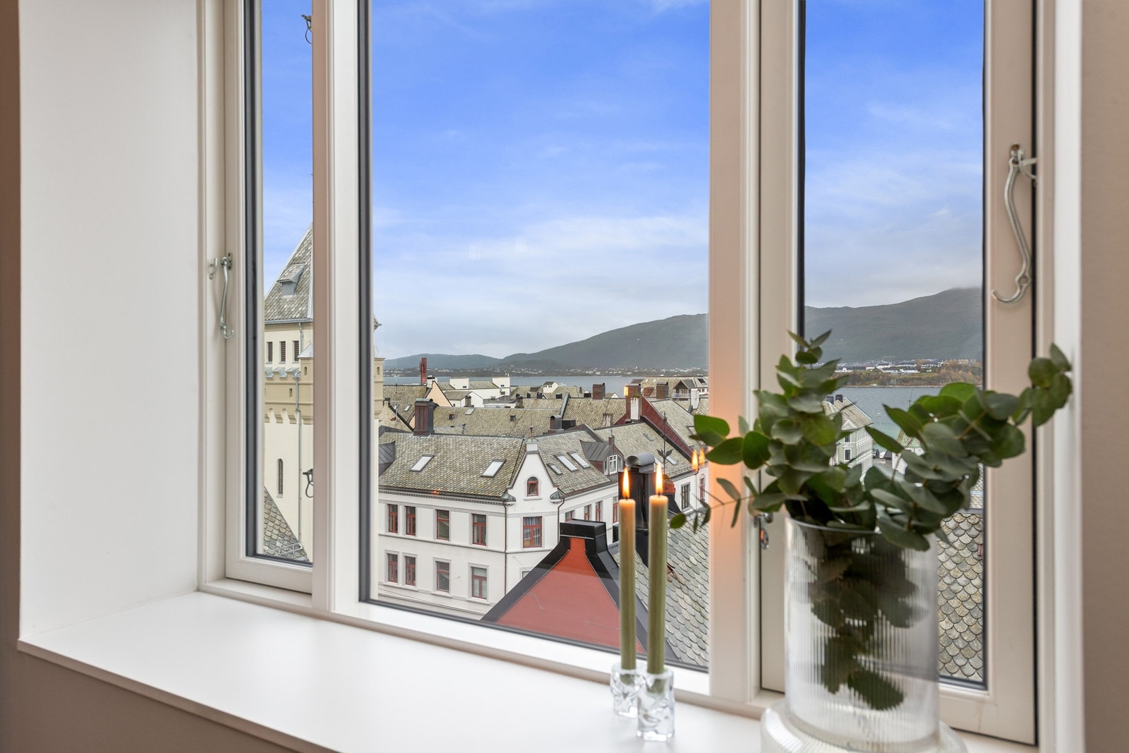 Fantastisk utsikt over byens historiske taklandskap og fjorden. Galleribilde