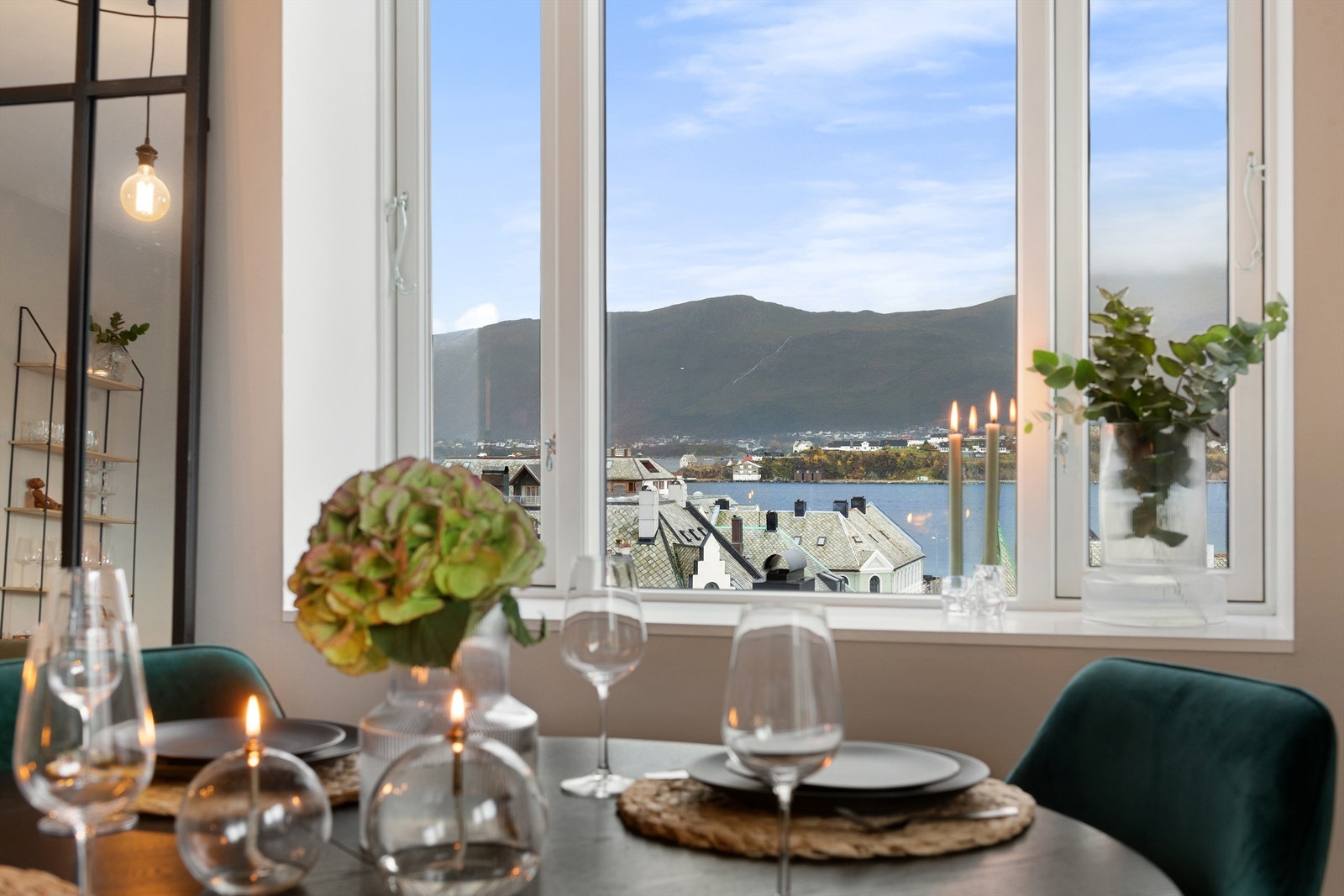 Spektakulær utsikt over fjorden og fjellene fra stuen. Opplev roen og skjønnheten i denne unike boligen. Galleribilde