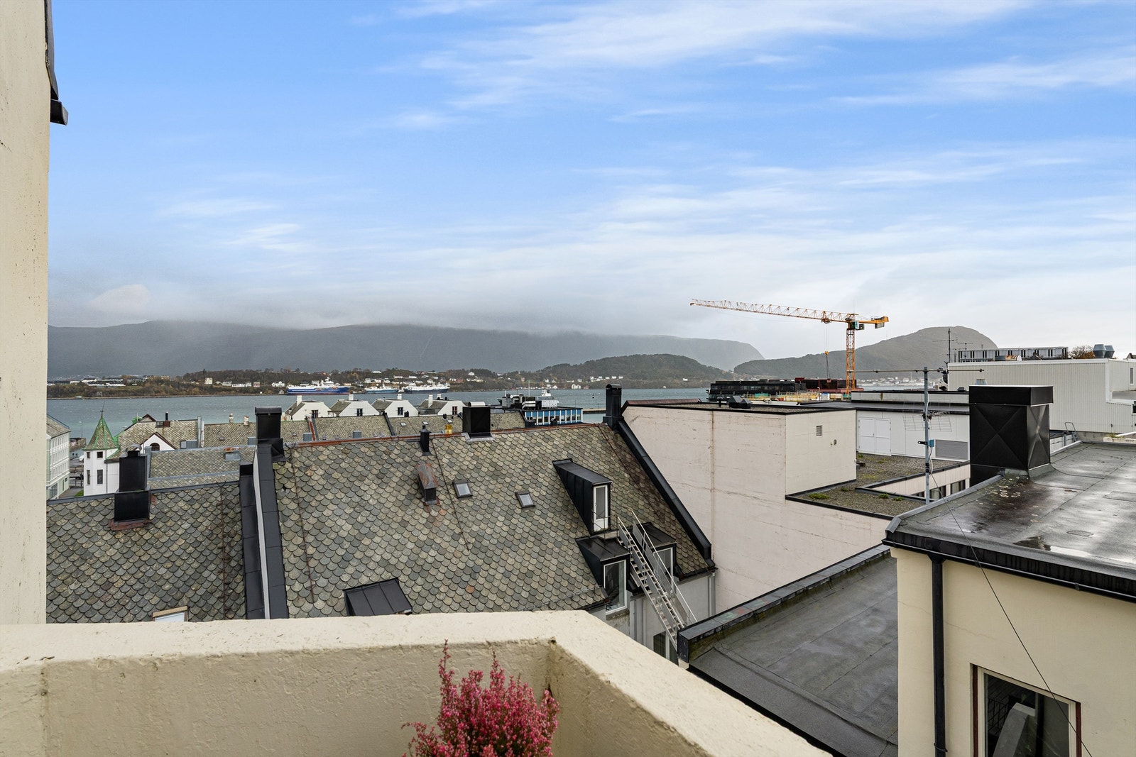 Fantastisk utsikt over fjorden med sjarmerende taklandskap og fjell i bakgrunnen. Galleribilde