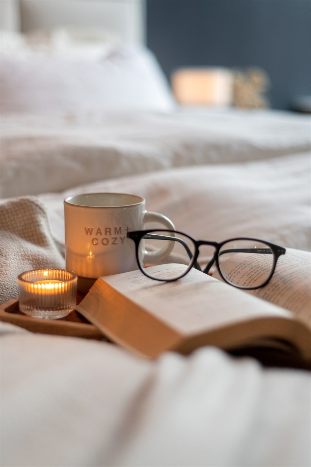 Koselig stemning med varm drikke, bok, og levende lys. Perfekt for avslapning og hygge i ditt nye hjem. Galleribilde