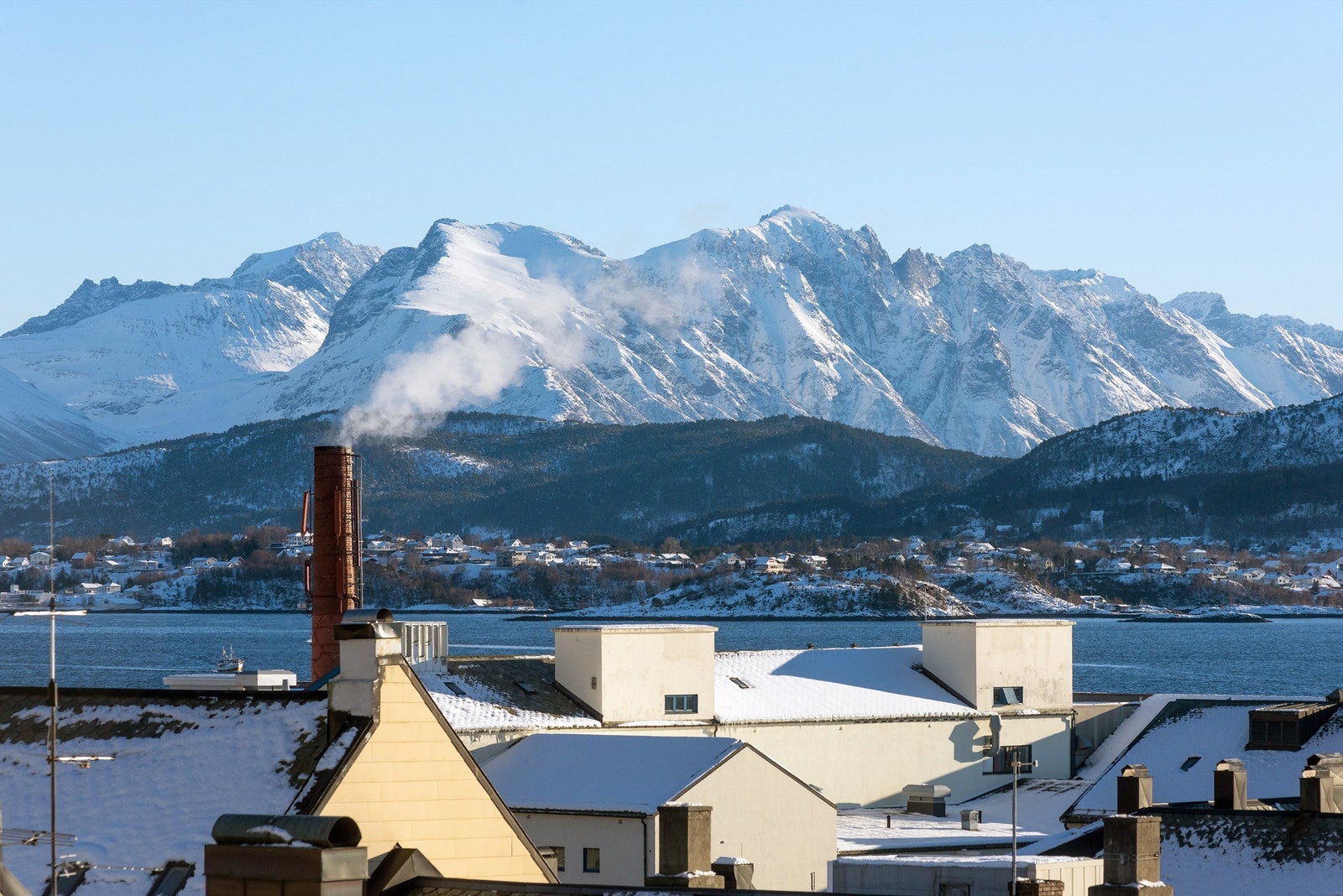 Spektakulær utsikt mot majestetiske, snødekte fjell. Sentrumsnær beliggenhet med nærhet til sjøen. Galleribilde