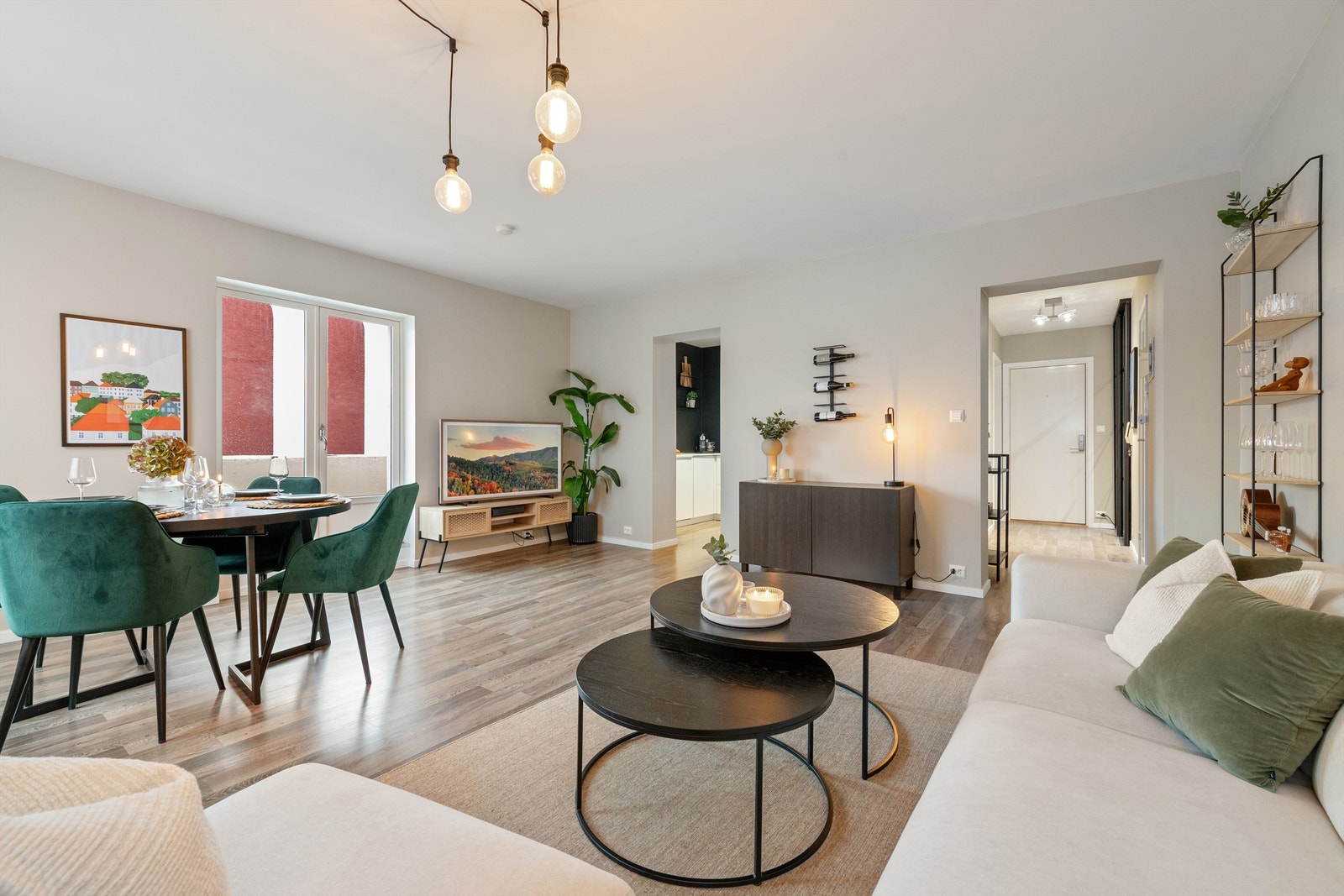 Lys og moderne leilighet med åpen stue- og spiseløsning. Perfekt for sosialt samvær og avslapning. Galleribilde