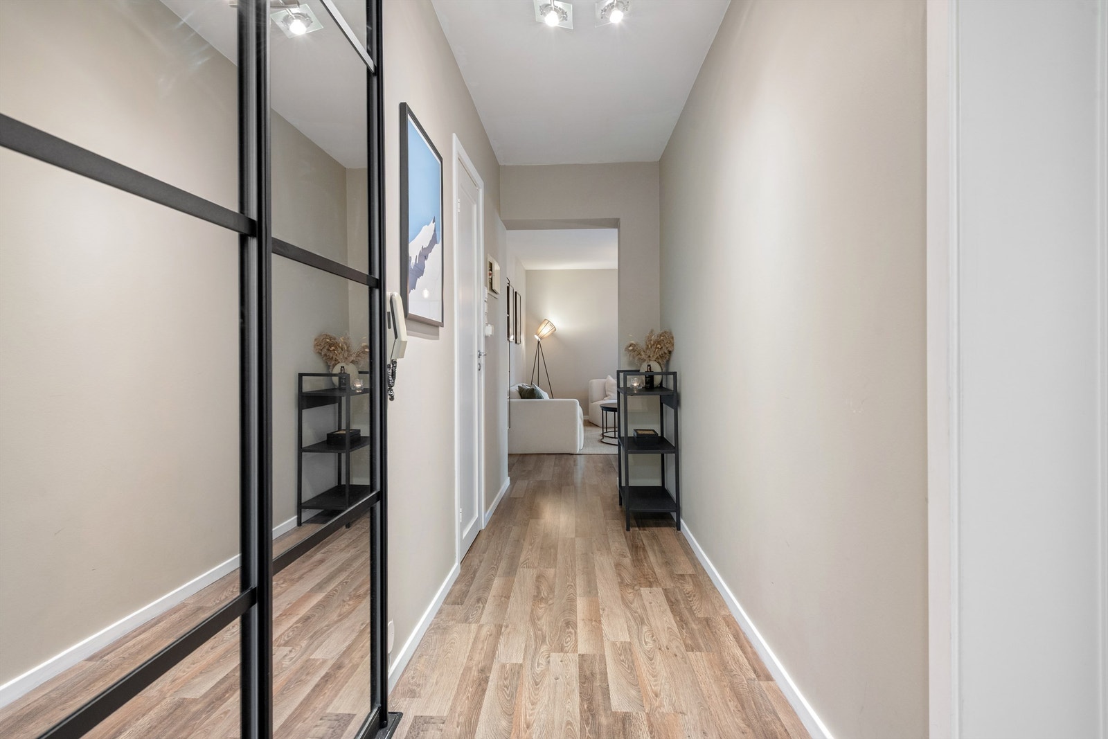 Lys og innbydende gang med moderne detaljer. Perfekt inngang til et stilfullt hjem. Galleribilde