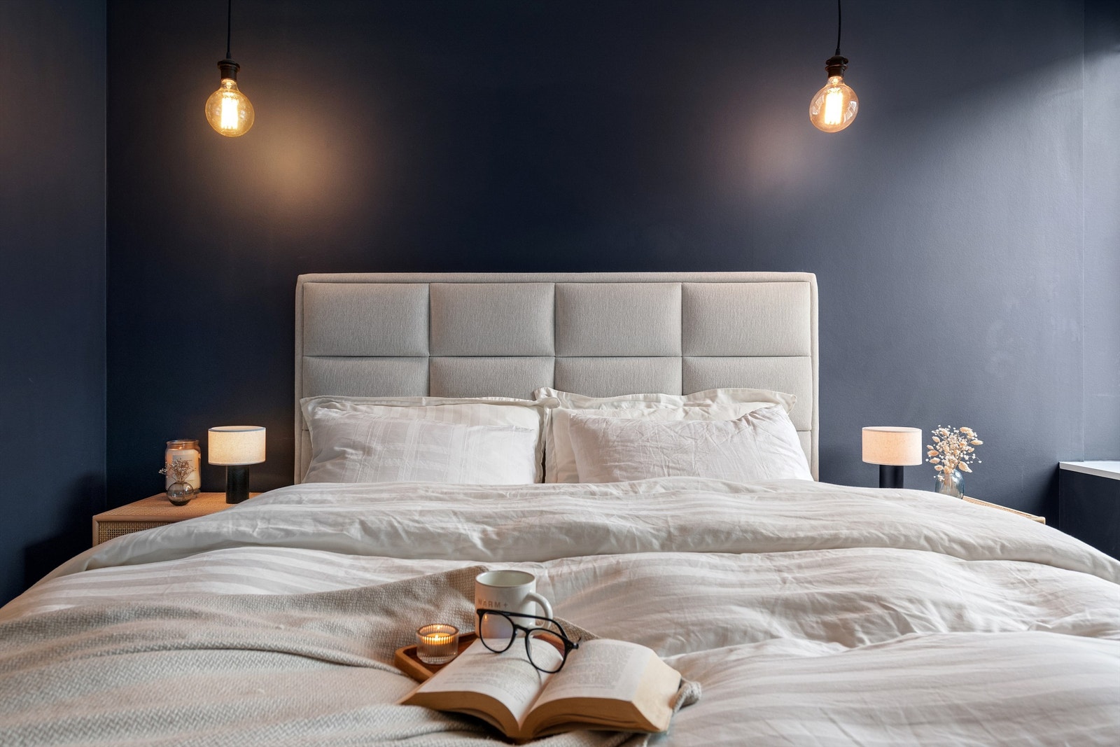 Stilfullt soverom med innbydende atmosfære, perfekt for avslapning. Ideelt for dem som verdsetter eleganse og komfort i hjemmet. Galleribilde