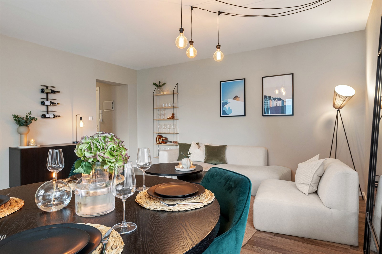 Moderne og stilfull stue med behagelig atmosfære, perfekt for avslapning og sosiale sammenkomster. Flott lyssetting og smakfull innredning. Galleribilde