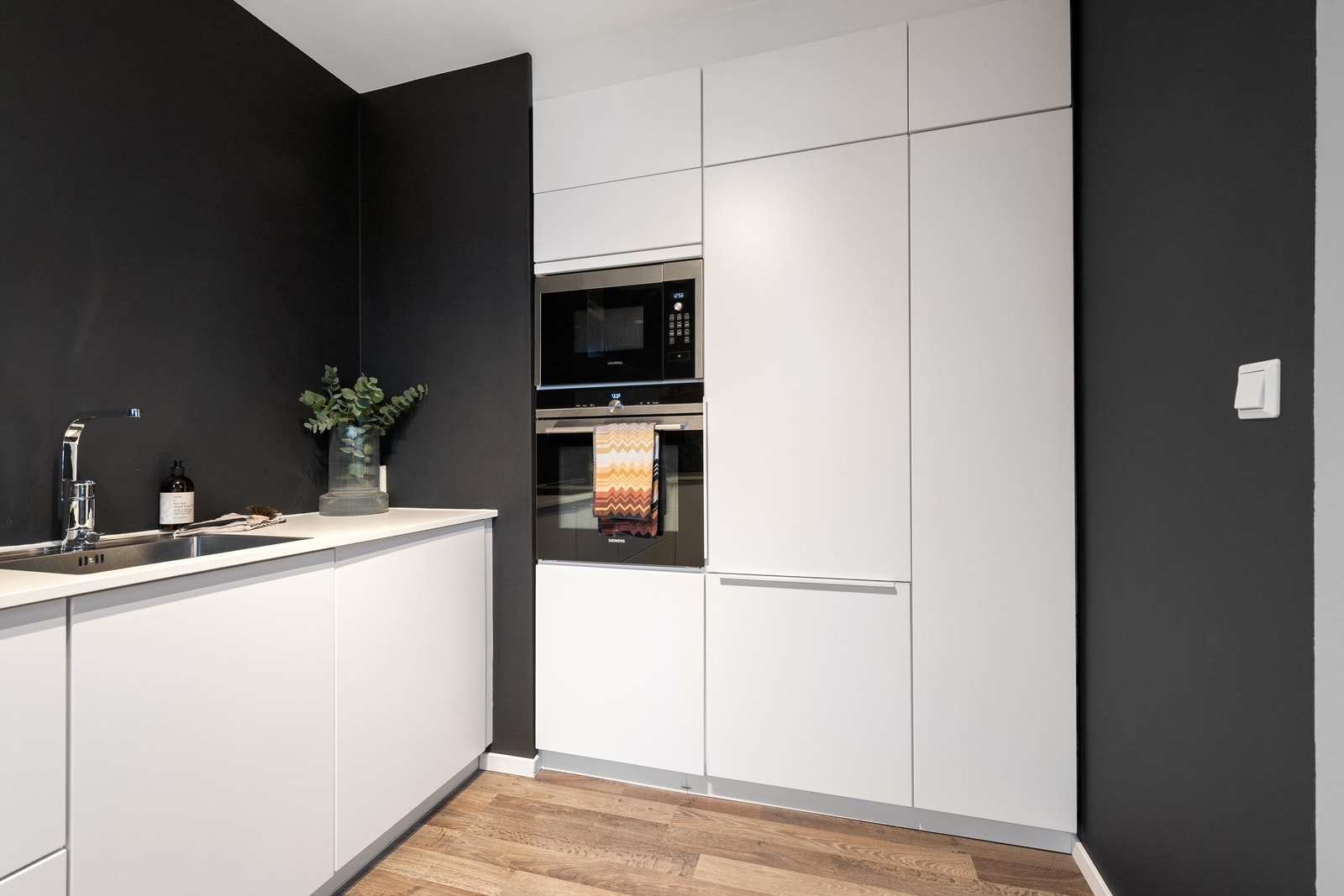 Moderne kjøkken med integrerte hvitevarer, stilrene overflater og praktisk løsning. Perfekt for deg som ønsker en funksjonell hverdag. Galleribilde