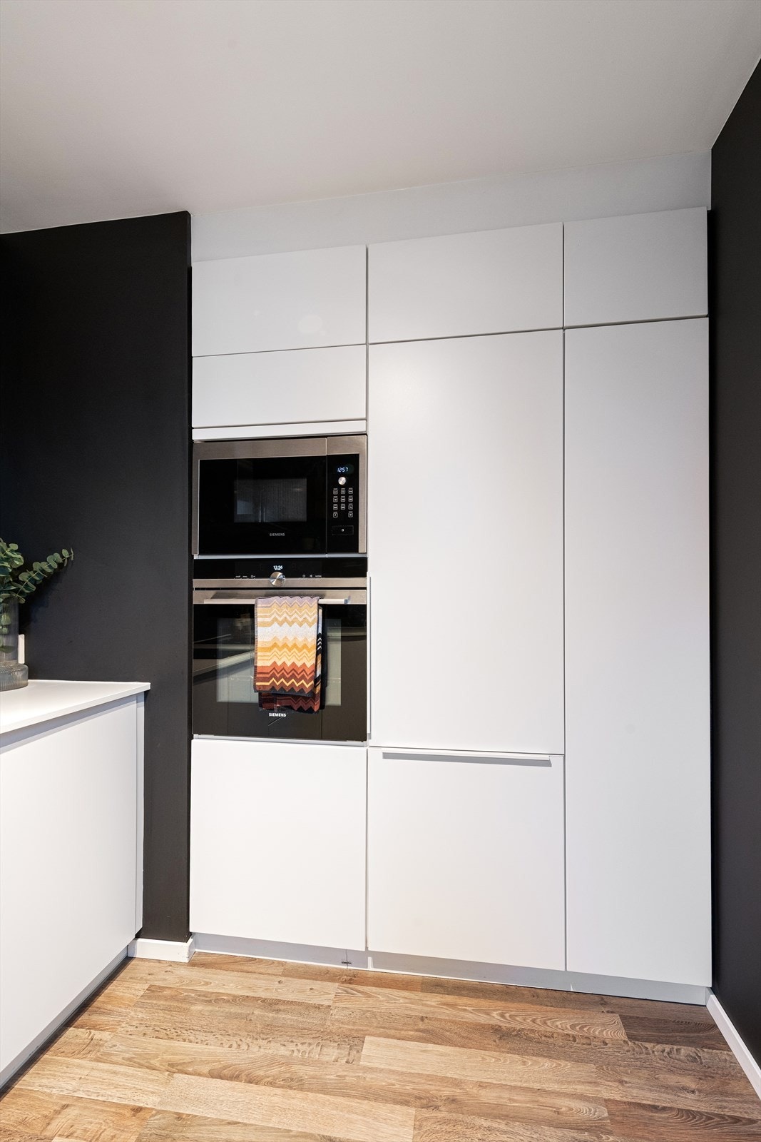 Moderne kjøkken med integrerte hvitevarer. Stilrent design og praktisk løsning for effektiv matlaging og oppbevaring. Galleribilde