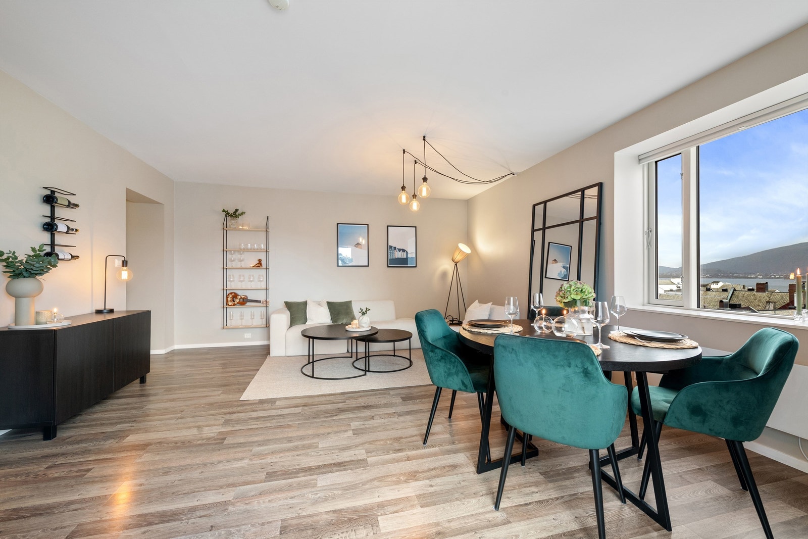 Lys og innbydende stue med store vinduer og moderne finish, perfekt for avslapning og sosiale sammenkomster. Galleribilde