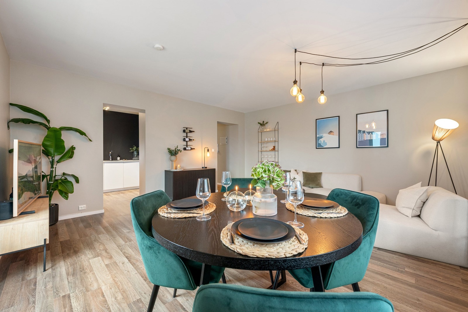 Lys og innbydende stue med åpen planløsning, perfekt for sosiale sammenkomster. Ideell for moderne livsstil. Galleribilde