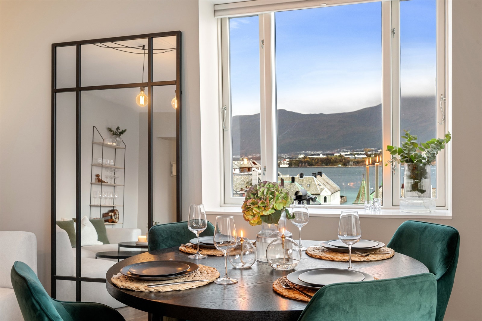 Nyt panoramautsikt over fjorden og fjellene fra dette stilfulle hjemmet. Perfekt for rolige kvelder med en fantastisk utsikt. Galleribilde