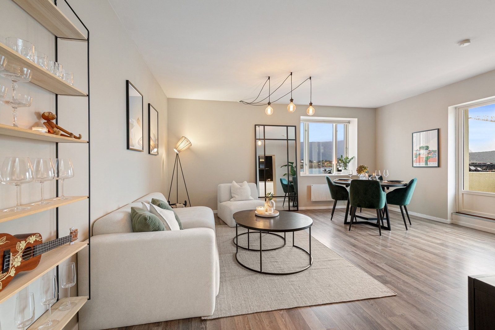 Lys og moderne stue med åpen planløsning, store vinduer og elegant atmosfære. Perfekt for avslapning og sosiale sammenkomster. Galleribilde