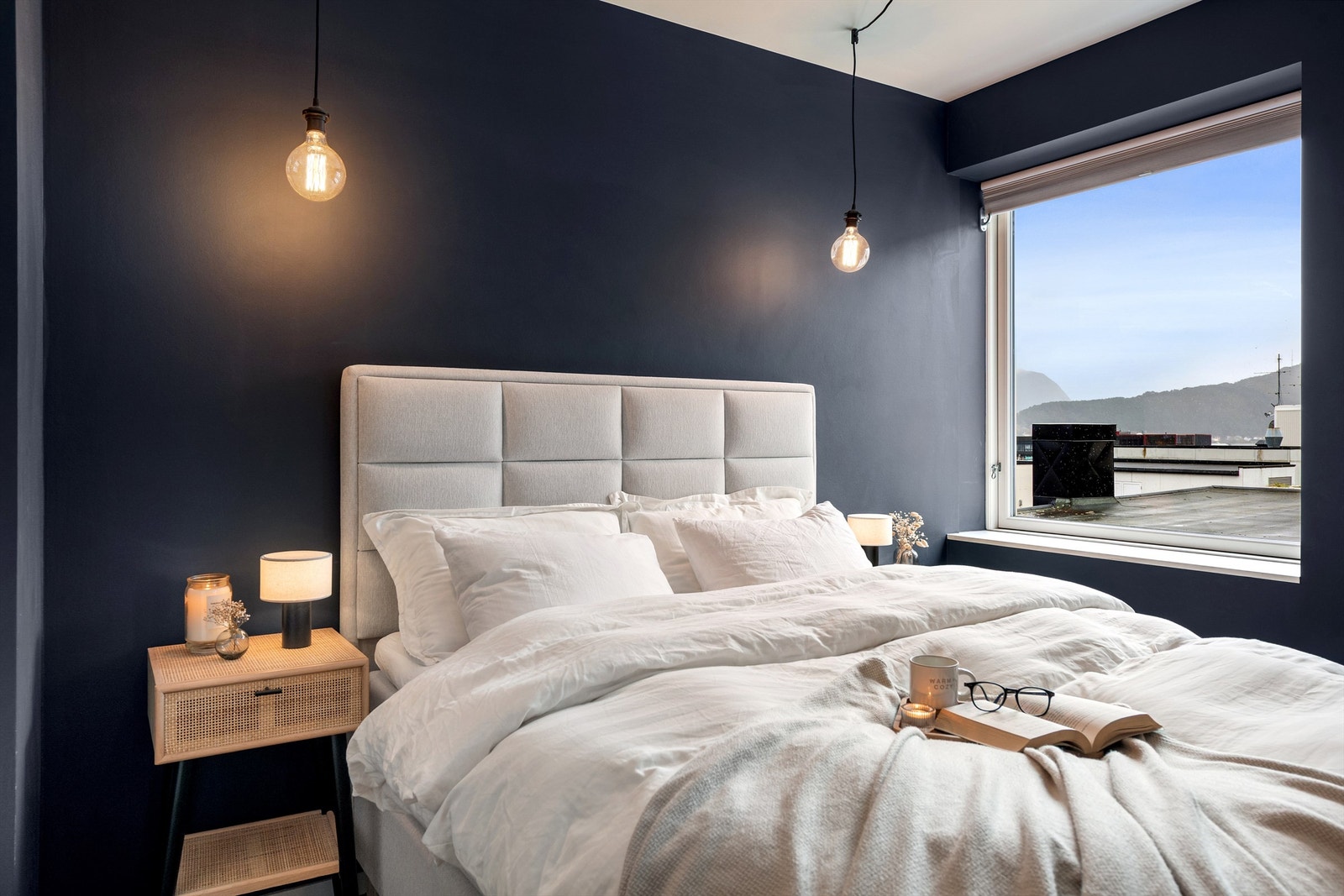 Lyst og innbydende soverom med store vinduer som slipper inn rikelig med naturlig lys, perfekt for avslapning. Galleribilde