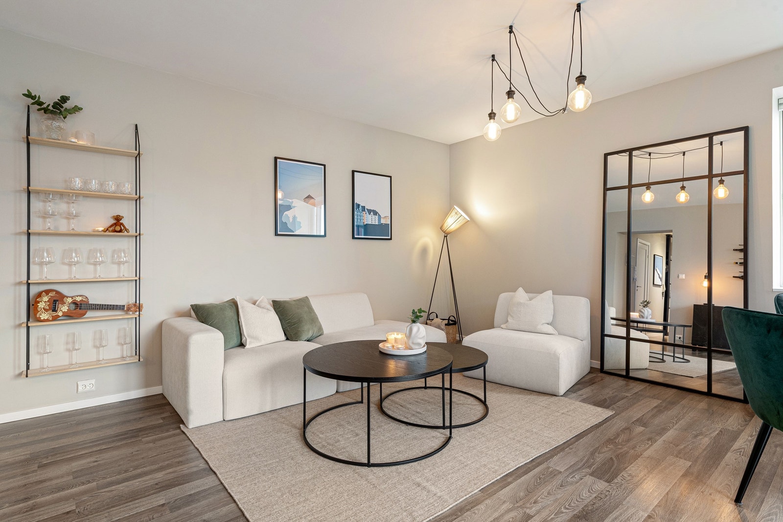 Moderne stue med stilrent design, flott belysning og romslig atmosfære, ideell for avslapning og sosiale sammenkomster. Galleribilde