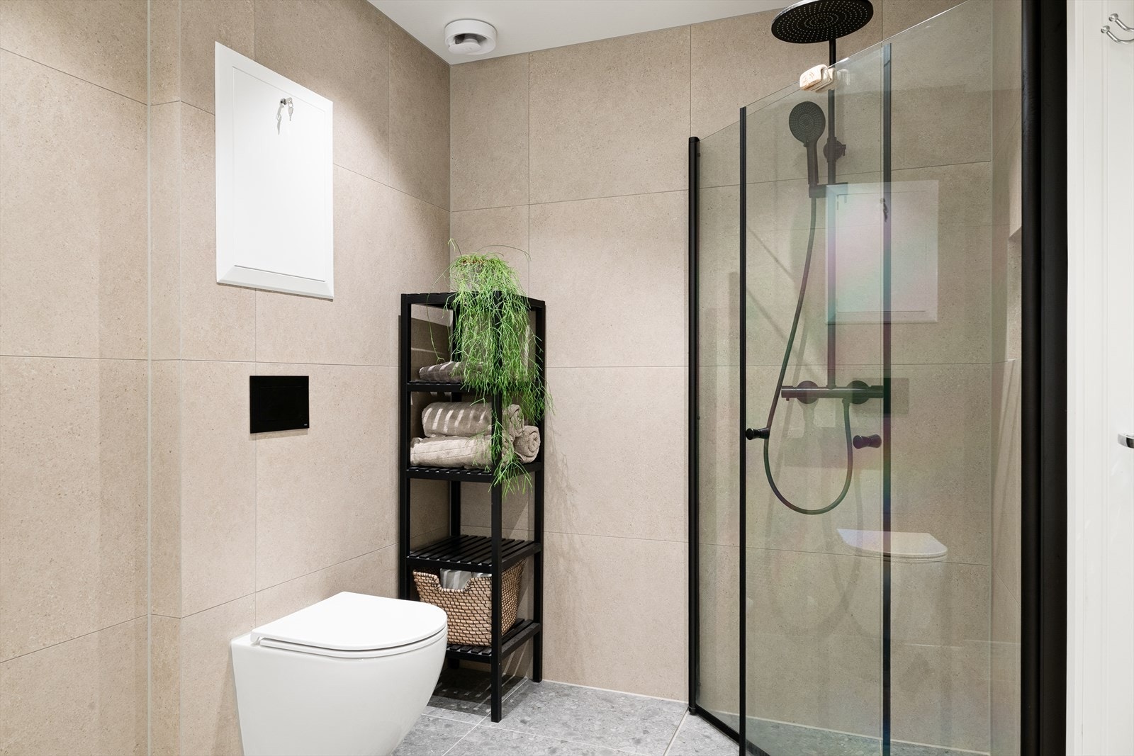 I boligens andre etasje finner du badet, som ble pusset opp i 2025. Galleribilde