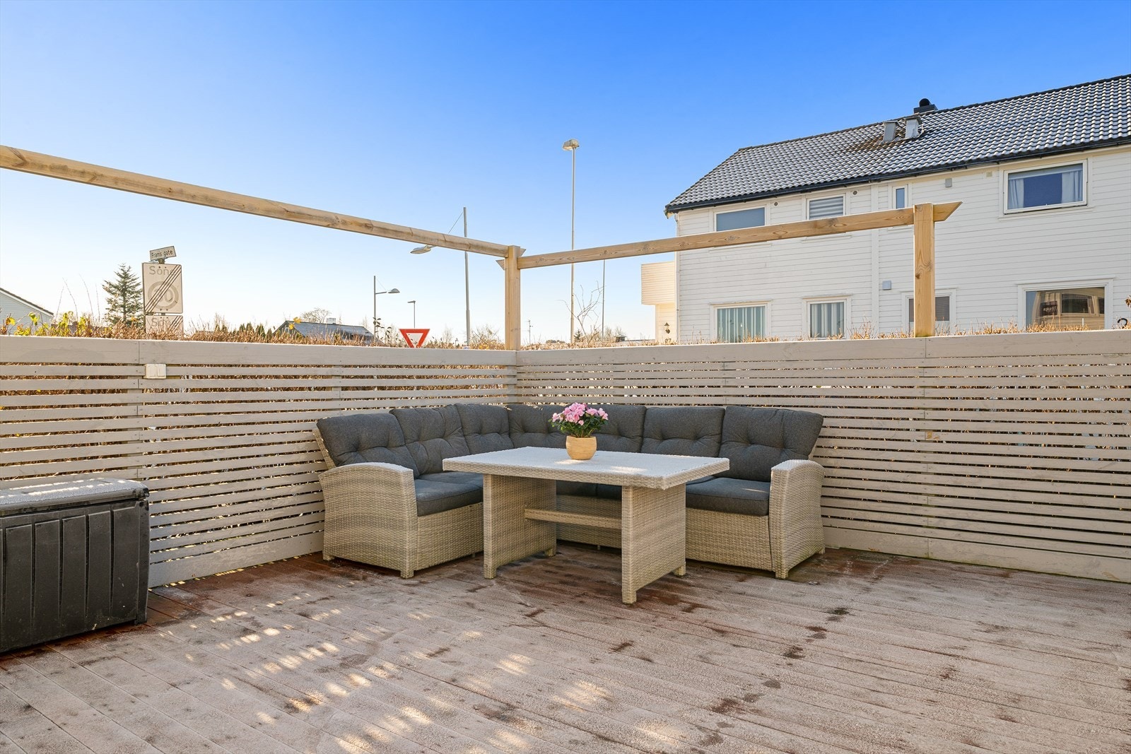 Terrassen er skjermet fra trafikk. Galleribilde