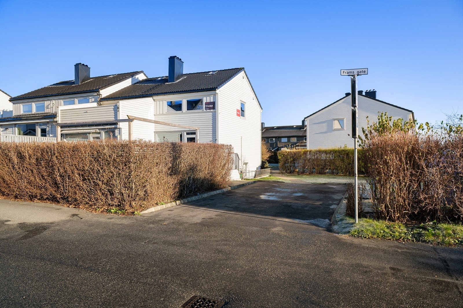 Parkerin på venstre siden mot huset. Galleribilde