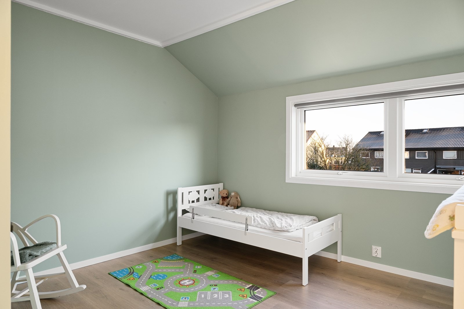 Boligens andre soverom passer perfekt som barnerom og har innebygd skapplass. Galleribilde