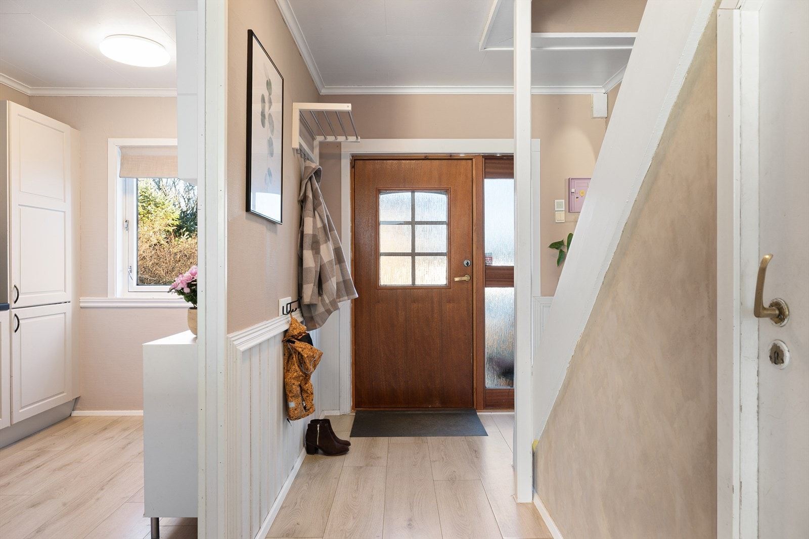 Når du kommer inn, møtes du av en romslig entré med god plass til oppbevaring og mulighet for å henge fra seg yttertøy. Galleribilde