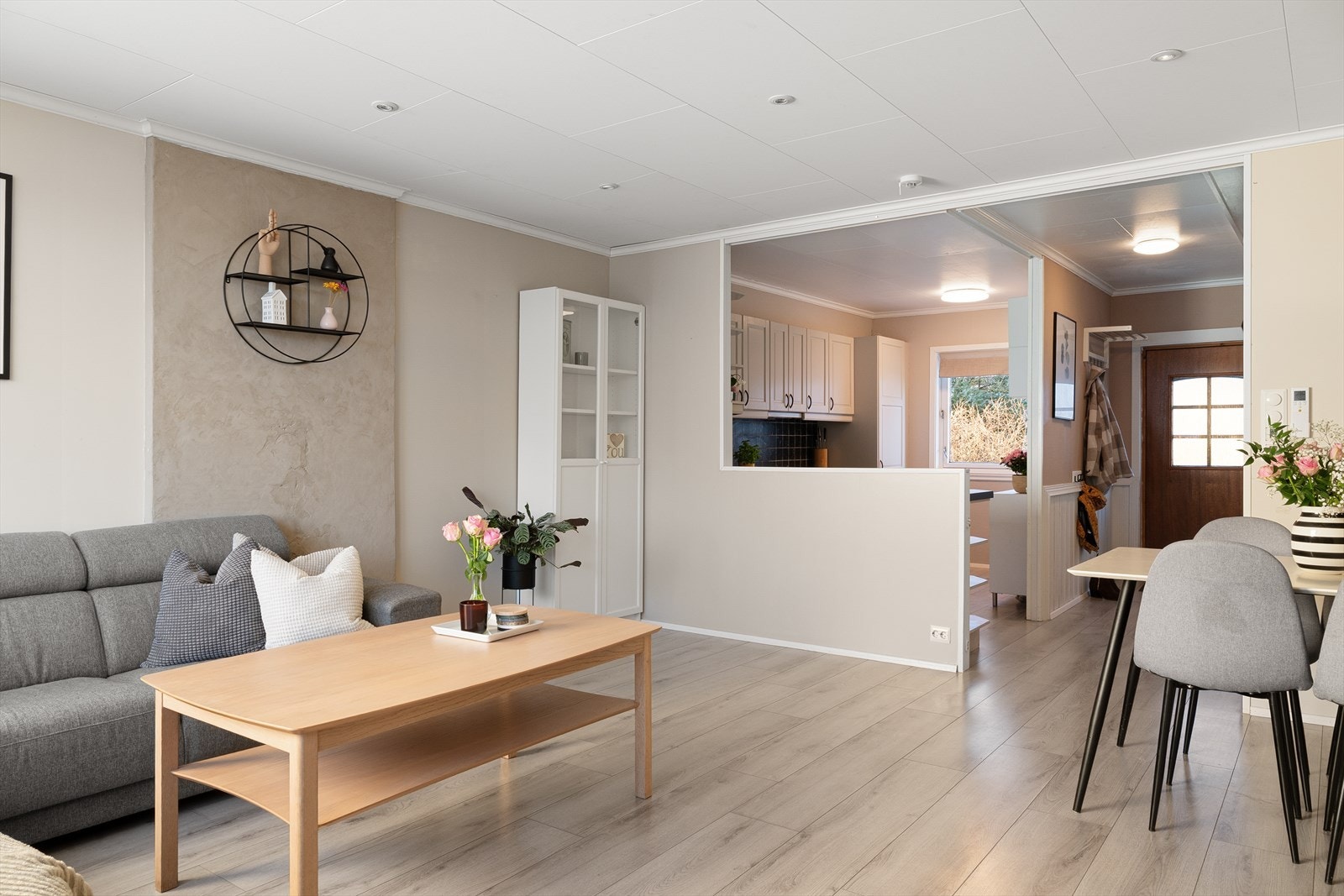 Den åpne løsningen skaper en sosial atmosfære og en naturlig flyt mellom rommene. Galleribilde