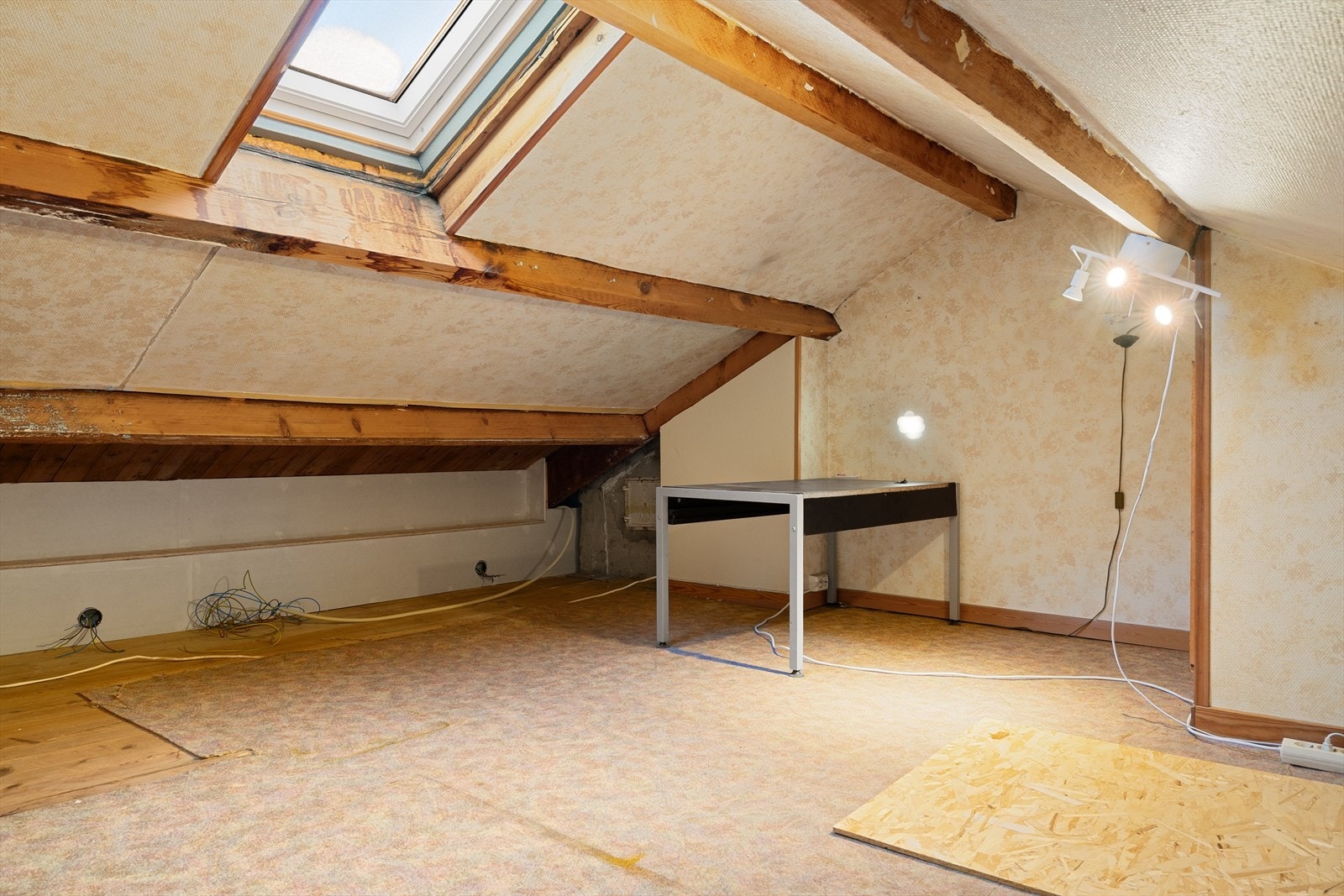 Fra andre etasje har man tilgang til et romslig loft med god lagringsplass. Galleribilde