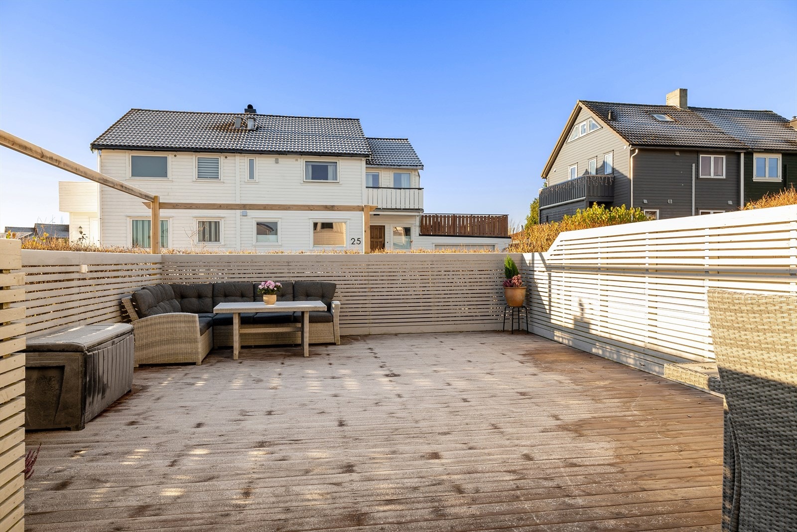 Fra stuen har du direkte utgang til en solrik terrasse med svært gode solforhold. Galleribilde