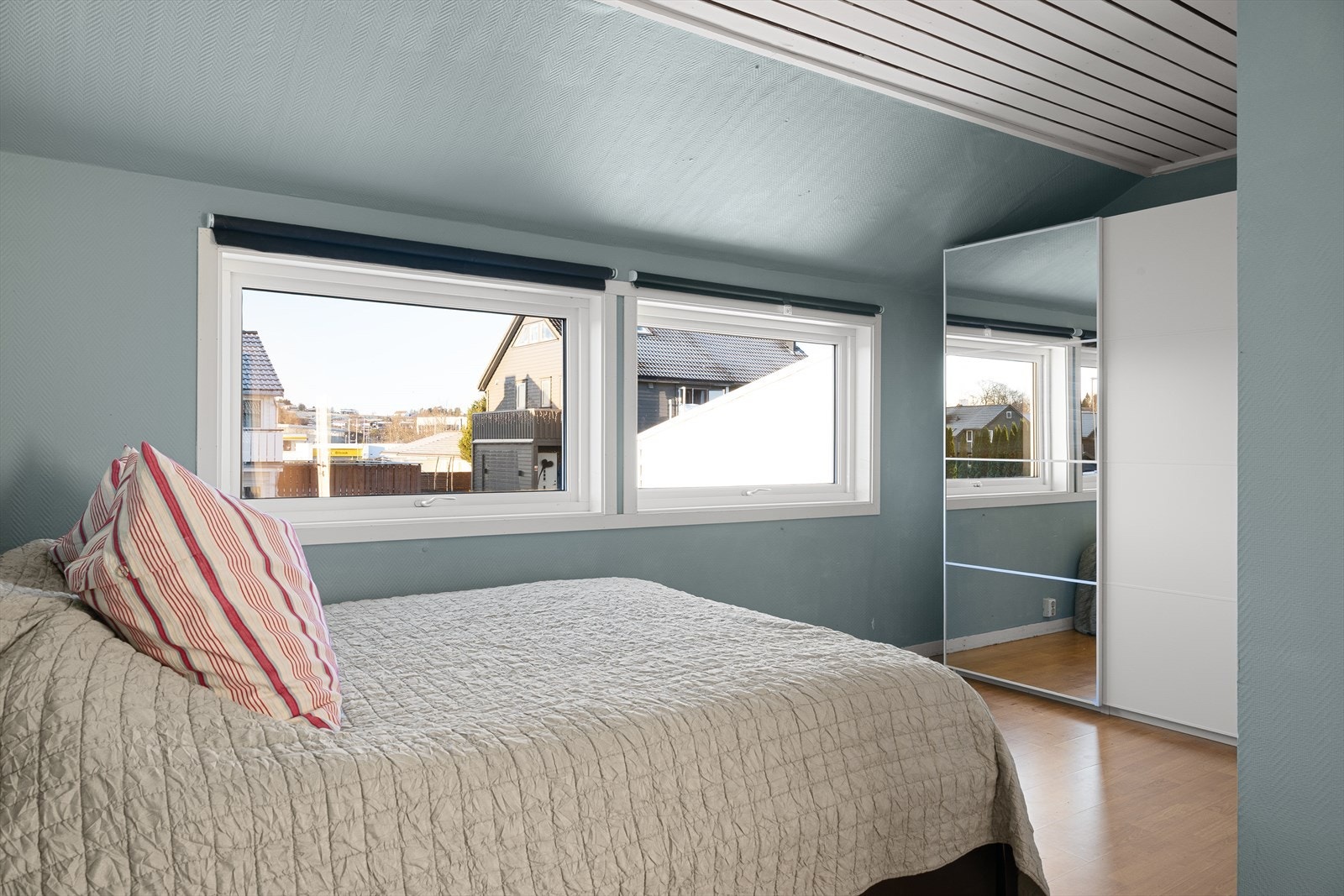 Rommet var opprinnelig delt i to, så dersom man ønsker tre soverom, er det mulighet for å tilbakeføre til to mindre rom Galleribilde