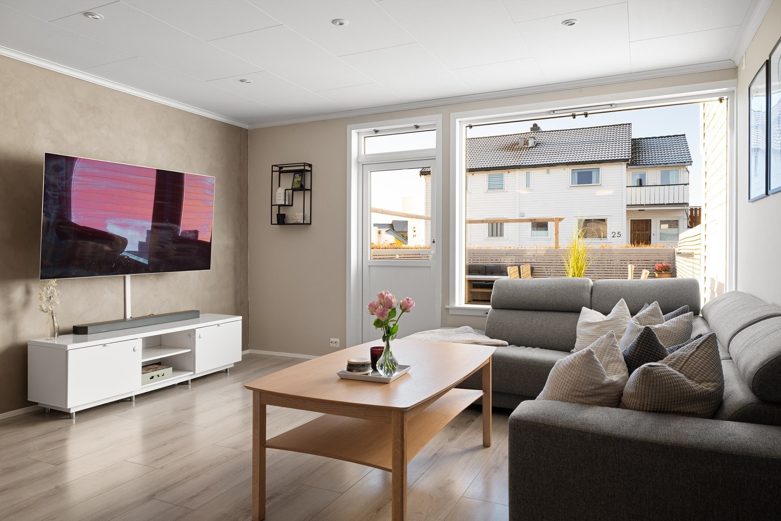 Det oppleves lys og innbydende, med god plass til både sofagruppe og øvrig møblement. Galleribilde