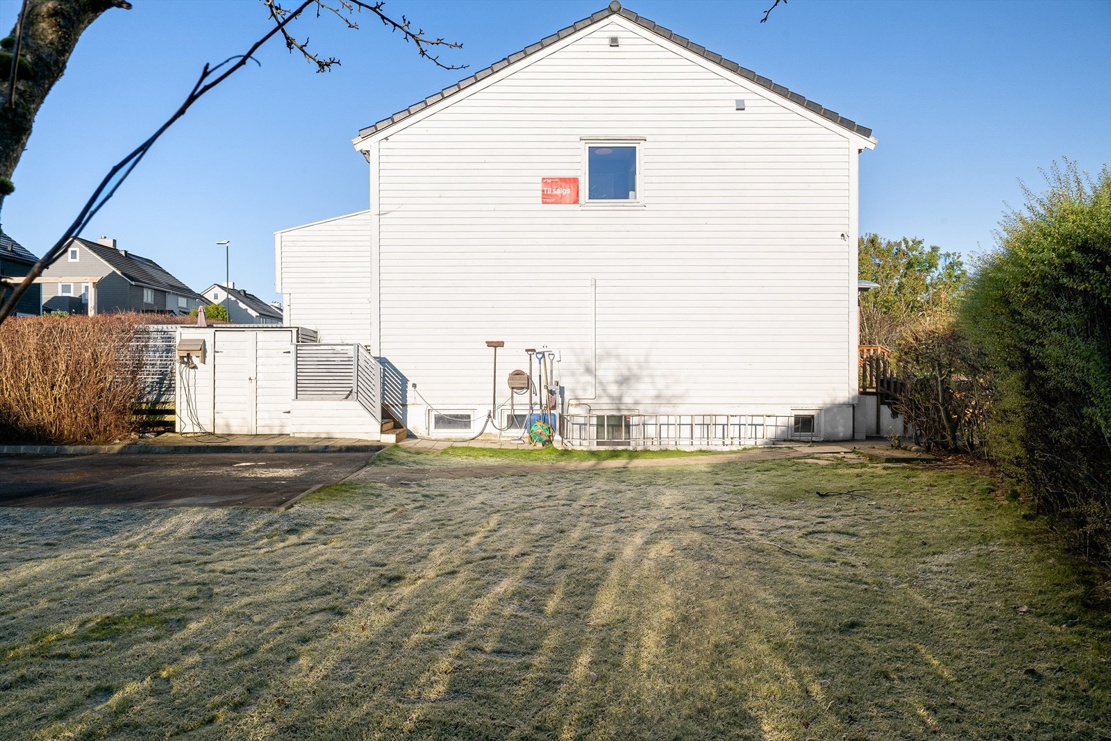 Uteplassen grenser til et friområde og byr på flotte muligheter for lek, avslapning og sosiale sammenkomster Galleribilde