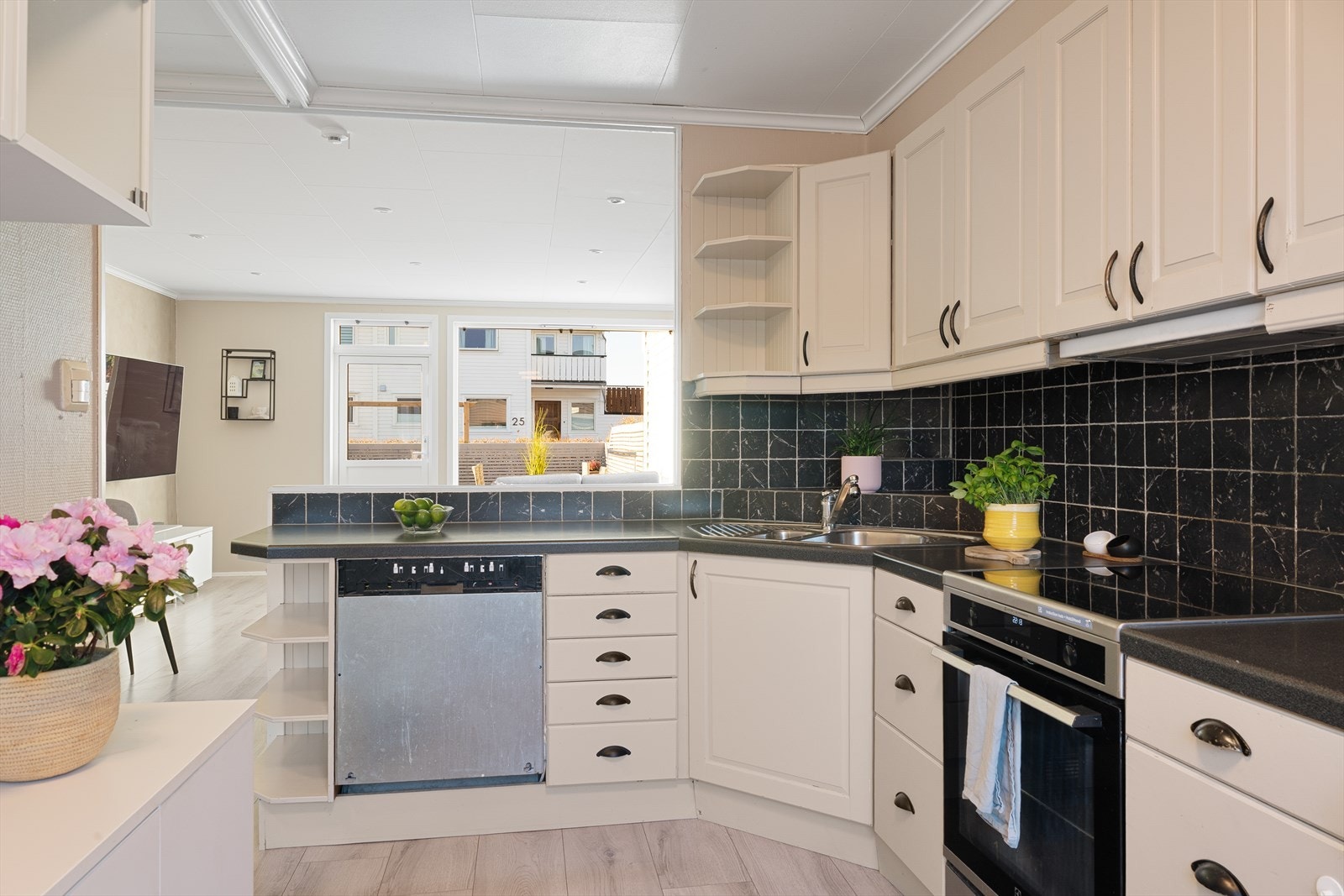 Kjøkkenet er tidløst utformet, med laminert benkeplate og rikelig skap- og arbeidsplass. Galleribilde