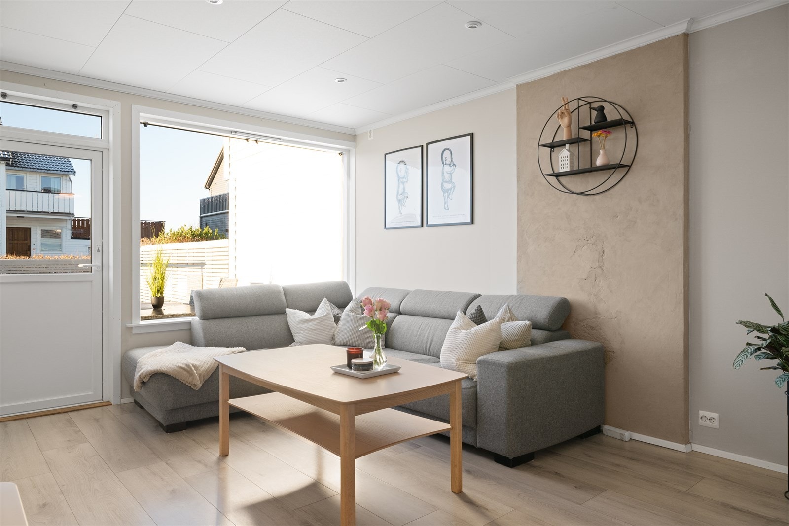 Stuen er luftig og sosial, med store vindusflater som slipper inn rikelig med naturlig lys. Galleribilde