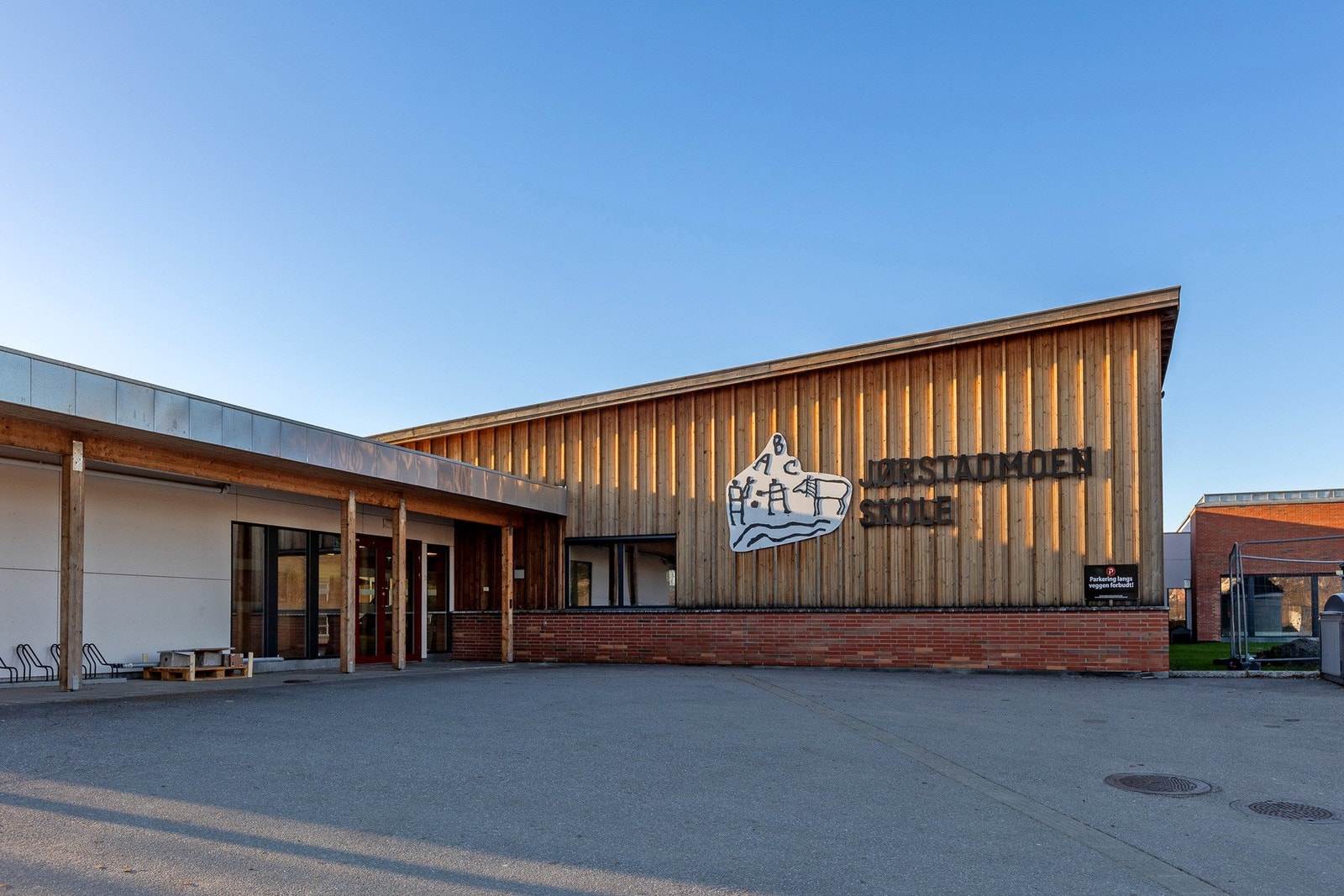 Jørstadmoen skole ligger i trygg og kort avstand fra eiendommen. Galleribilde