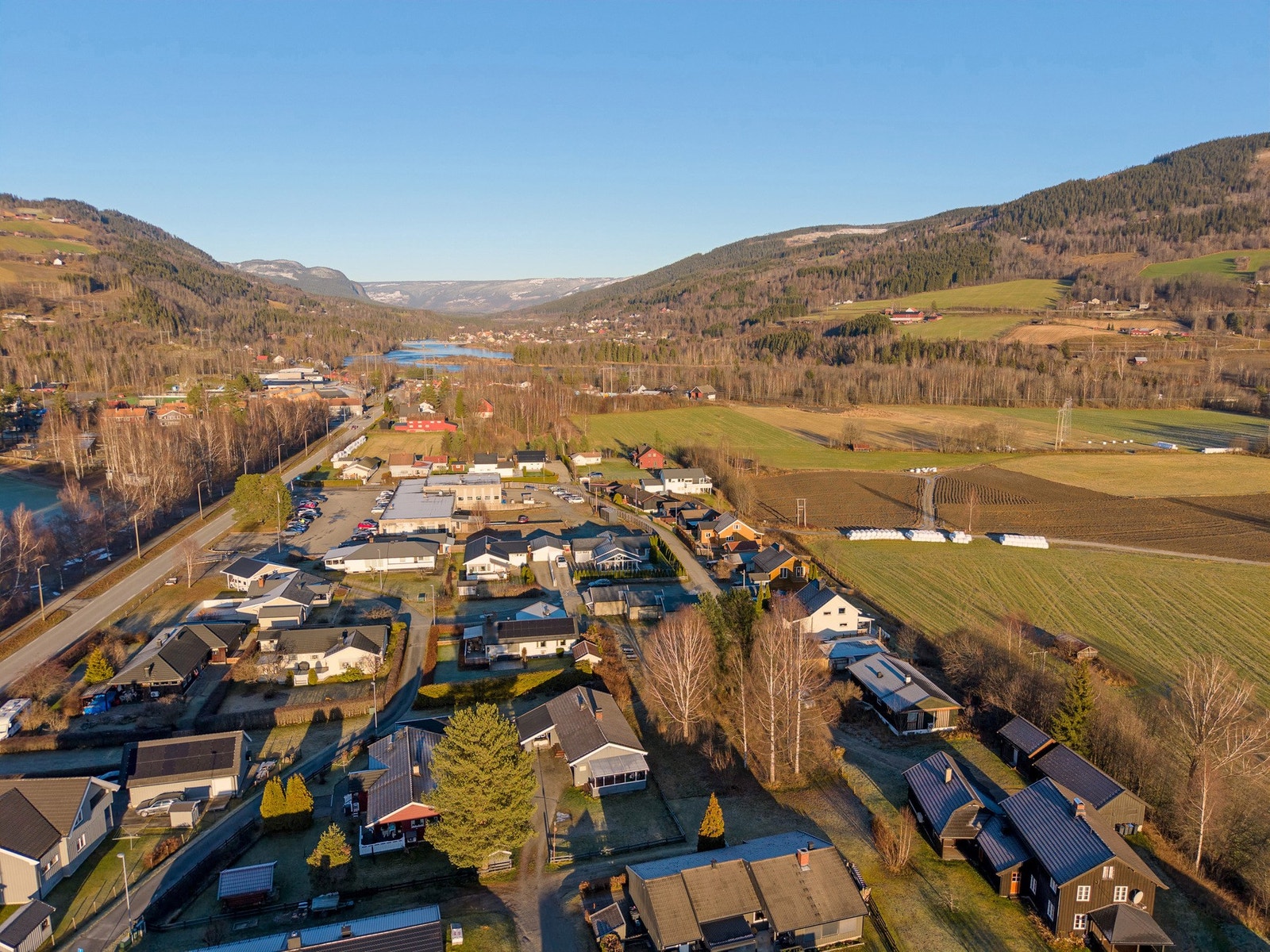 Luftig beliggenhet med nærhet til både natur og sentrumsfasiliteter. Galleribilde