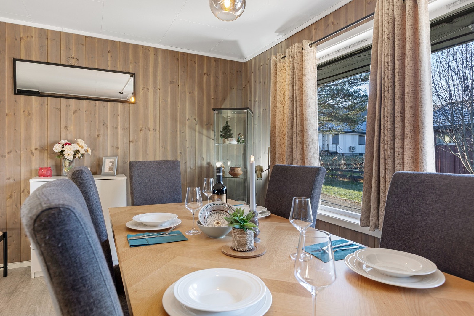 Lun spiseplass med store vinduer som slipper inn rikelig med dagslys. Galleribilde