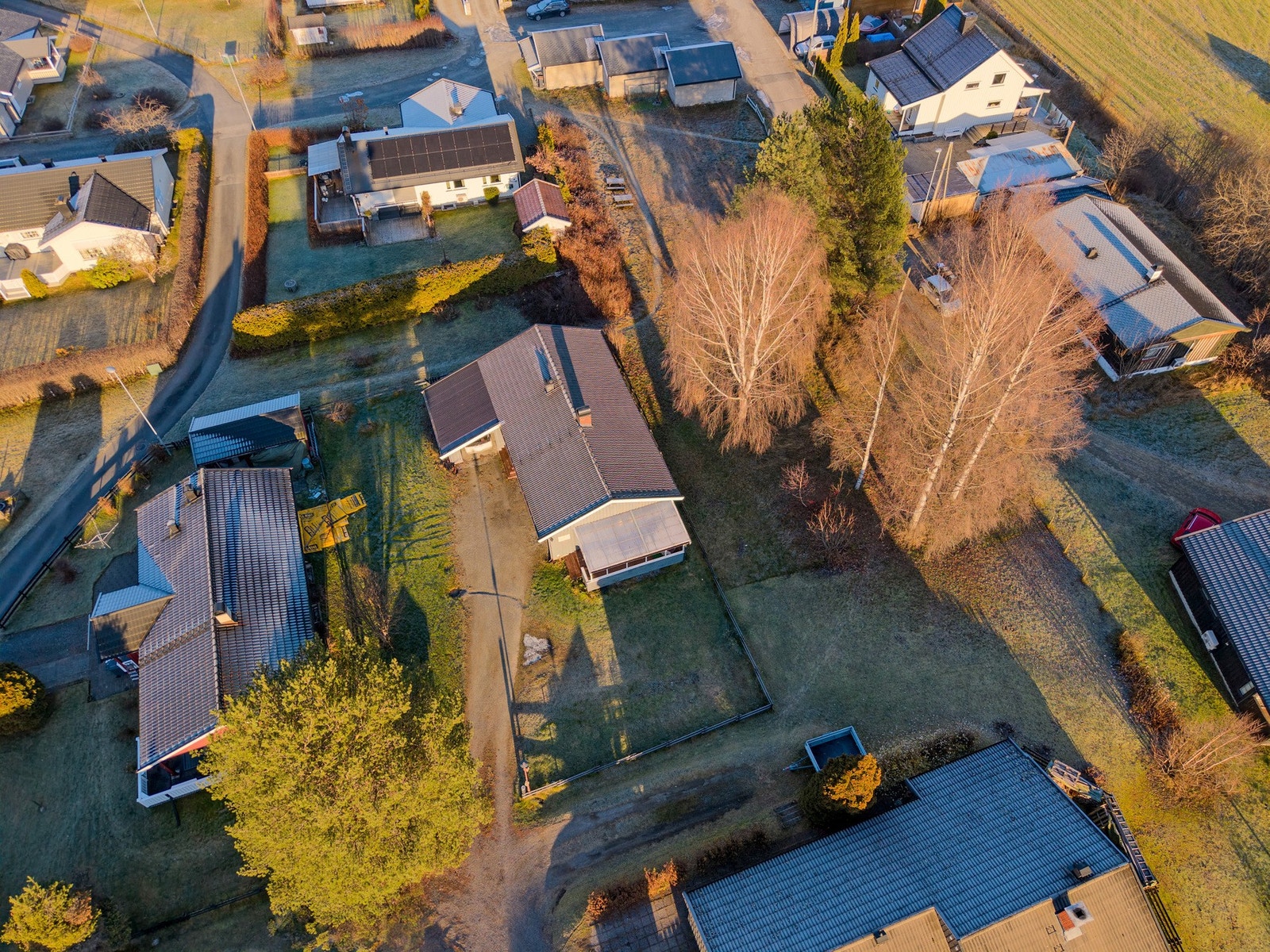 Solfylt hageområde som grenser til friareal - god plass til lek og uteaktiviteter. Galleribilde