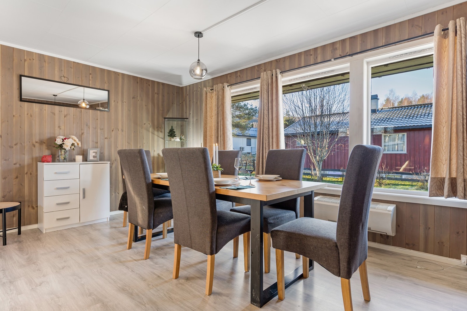 Spisestue med flott utsyn mot hagen - perfekt for sosiale måltider. Galleribilde