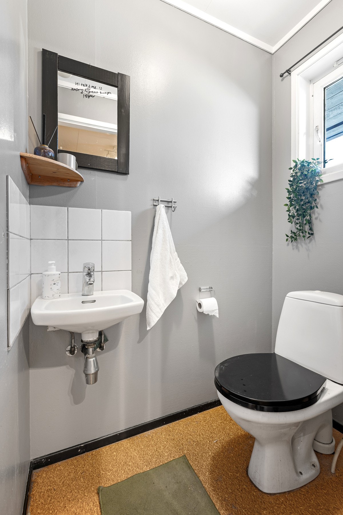 Separat toalett i 1. etasje - funksjonelt rom med naturlig lys og enkel innredning. Galleribilde