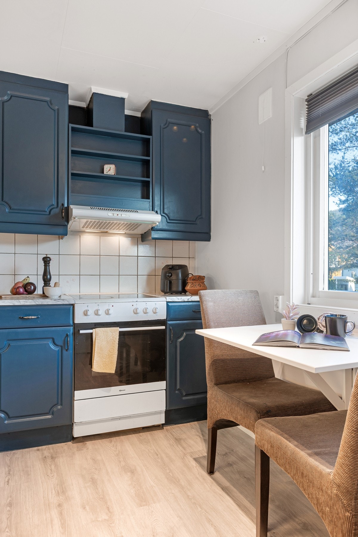 Kokkesonen har klassiske fronter i moderne farge og flislagt benkvegg. Galleribilde